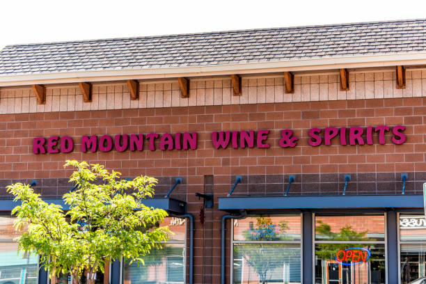 Shopping meadows mall park buildings alcohol store called red mountain wine Glenwood Springs, USA - June 29, 2019: Shopping meadows mall park buildings alcohol store called red mountain wine and spirits in Colorado town garfield county montana stock pictures, royalty-free photos & images