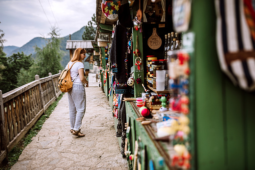 Turista femenino en busca de recuerdos en el mercado callejero photo