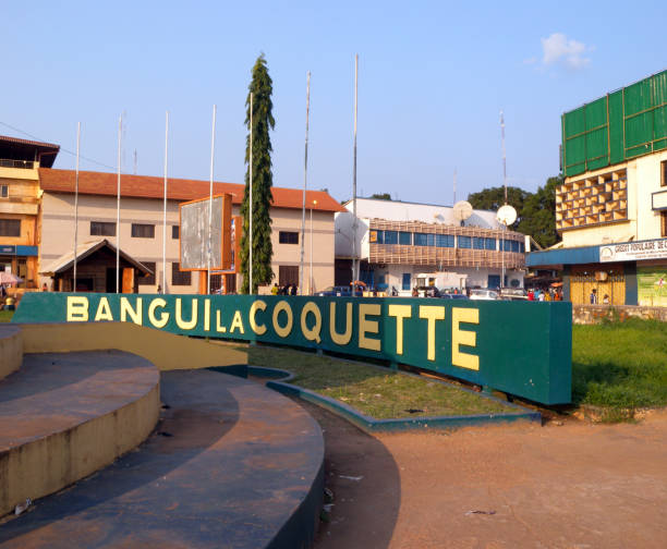 bangui, zentralafrikanische republik - zentraler platz, die stadt ist bekannt als "bangui, la coquette" - bangui stock-fotos und bilder