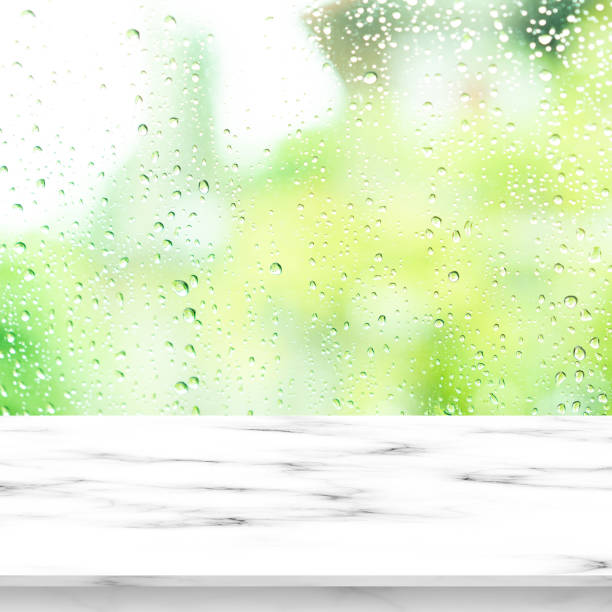 쇼, 홍보, 비가 시즌 디자인 개념에 대한 디스플레이에 광고 콘텐츠와 사각형 배경에 흐림 녹색 공원의 창 유리보기에 추상물 드롭 - condensation steam window glass 뉴스 사진 이미지