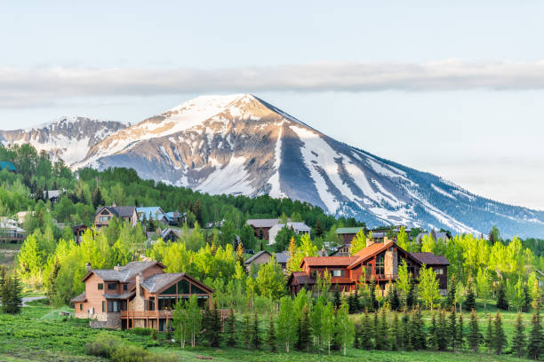 monte crested butte, pueblo de colorado en verano con colorido amanecer por casas de alojamiento de madera en colinas con árboles verdes - aspen colorado fotografías e imágenes de stock