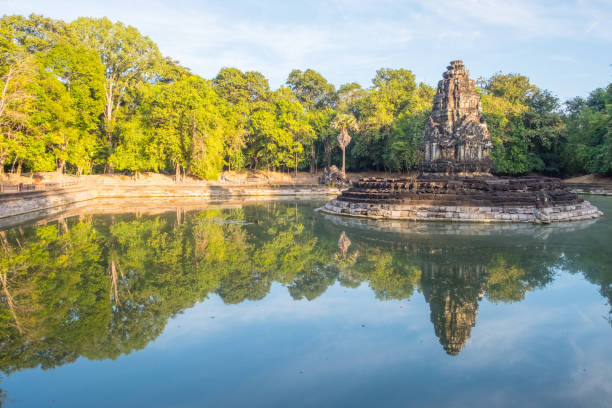 belle réflexion du temple de neak pean avec l'étang saint dans la civilisation antique de khmer à siem reap, cambodge. - cambodia traditional culture ancient angkor photos et images de collection