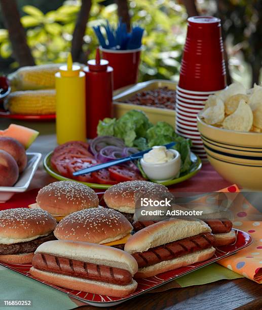 ピクニック - ホットドッグのストックフォトや画像を多数ご用意 - ホットドッグ, ハンバーガー, ピクニックテーブル