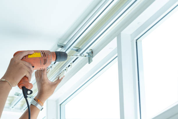 istock Screw the screws to install the curtains by professional technicians 1168509724