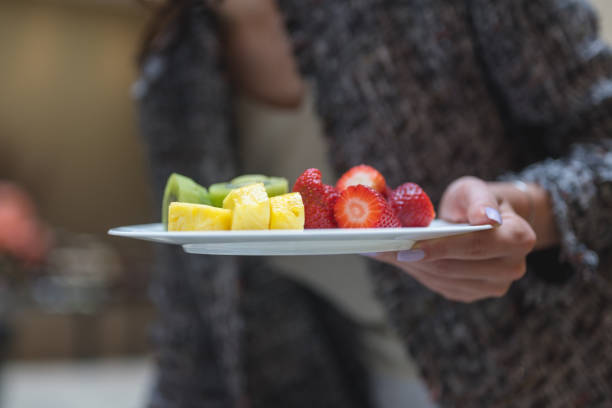 plan rapproché de piller vers le haut des fruits sur l'assiette - pilling photos et images de collection