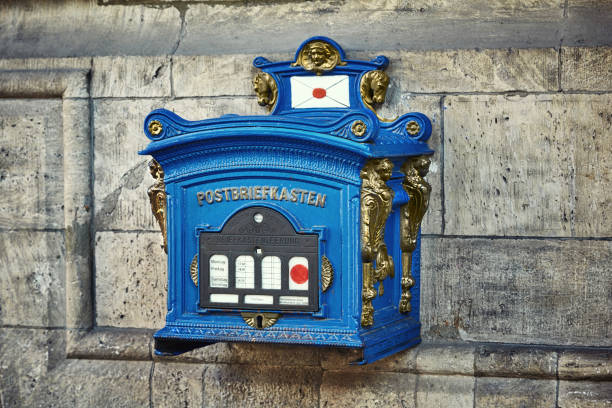 antiguo buzón de correos vintage azul y bronce en el edificio del antiguo ayuntamiento de erfurt, turingia, alemania - freistaat fotografías e imágenes de stock