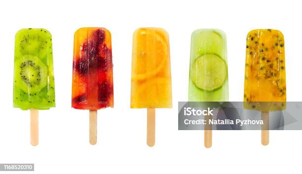 Set Van Fruit Popsicle Geïsoleerd Op Wit Stockfoto en meer beelden van IJslollie - Bevroren zoetigheid - IJslollie - Bevroren zoetigheid, Fruit, IJs