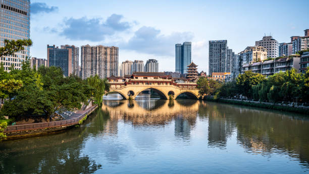 blick auf die anshun-brücke tagsüber und stadt- und flusspanorama in chengdu sichuan china - chengdu stock-fotos und bilder
