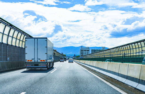 tráfego japonês da estrada no dia ensolarado do verão - car driving transportation tokyo prefecture - fotografias e filmes do acervo