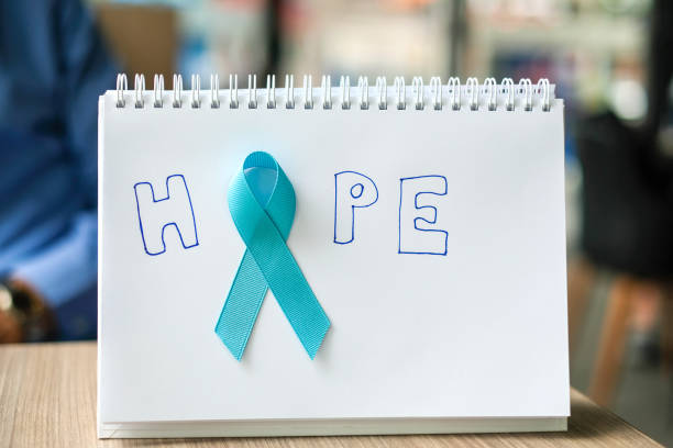 Prostate Cancer Awareness month (November), light Blue Ribbon on white paper for supporting people living and illness. Men Healthcare and World cancer day concept with copy space for your text mes de concientización sobre el cáncer de próstata (noviembre), cinta azul ligera en papel blanco para apoyar a las personas que viven y enfermedades. concepto de men healthcare y el día mundial del cáncer con espacio de copia para su texto