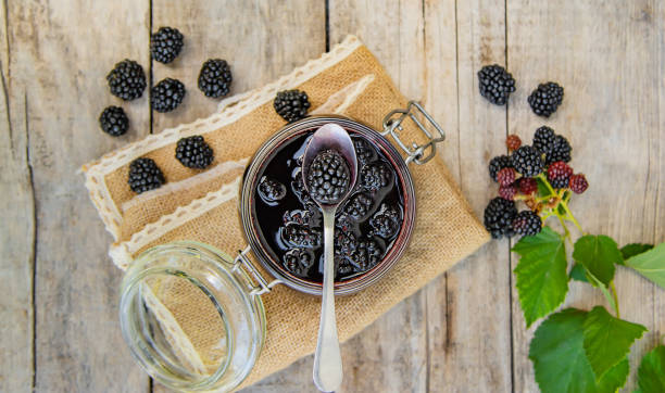 brombeermarmelade in einem glas. selektiver fokus. - brombeere brombeere und himbeere stock-fotos und bilder