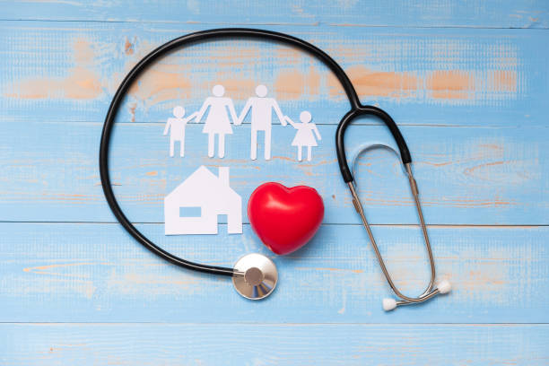 청진기 와 빨간 심장 모양, 블루 파스텔 색상 나무 배경에 가족과 집 종이. 의료 및 보험 개념 - heart shape house family red 뉴스 사진 이미지