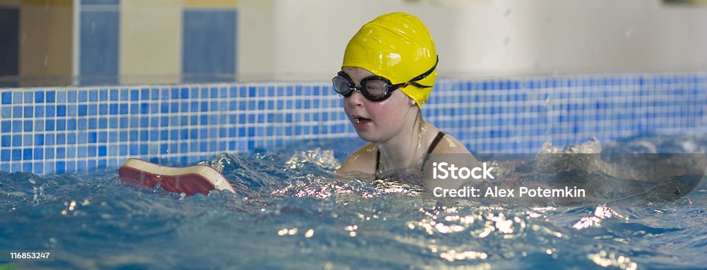 Dziewczynka w basenie - Zbiór zdjęć royalty-free (10-11 lat)
