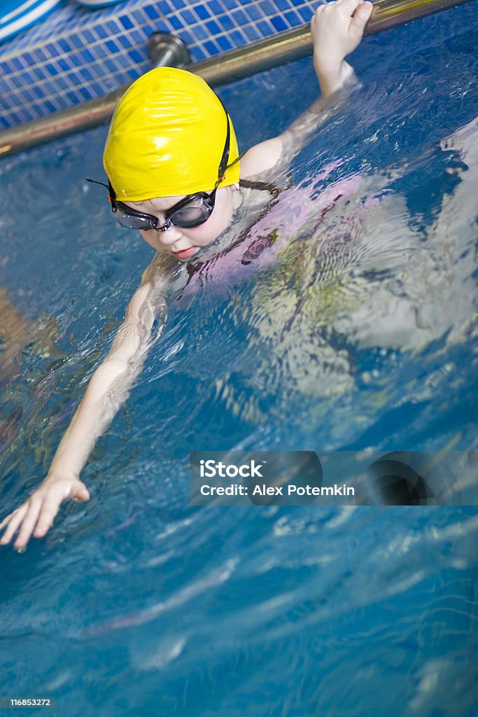 Kleines Mädchen am Swimmingpool - Lizenzfrei 10-11 Jahre Stock-Foto