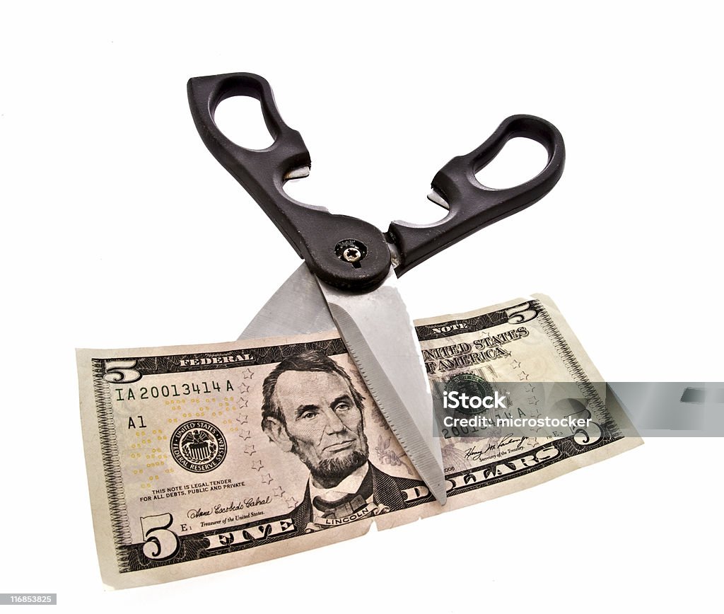 Forbici taglio nuovo Banconota da 5 dollari statunitensi, isolato su bianco - Foto stock royalty-free di Abramo Lincoln