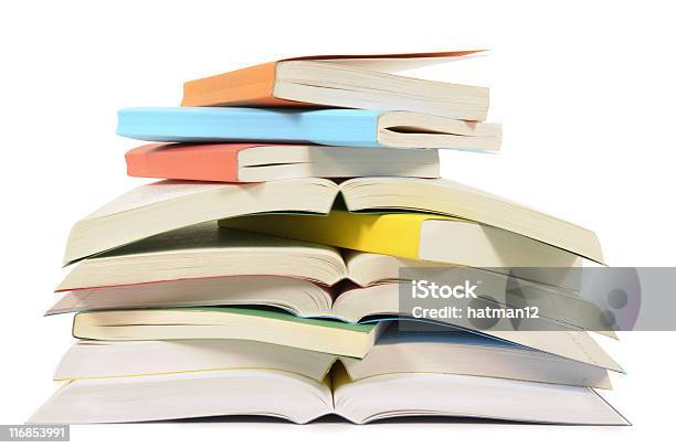 Untidy Pila De Libros De Bolsillo Foto de stock y más banco de imágenes de Abierto - Abierto, Biblioteca, Blanco - Color