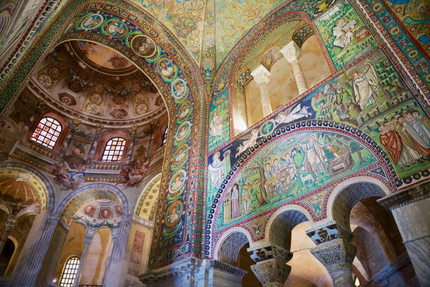 イタリア、ラヴェンナのサン・ヴィターレ大聖堂のモザイク壁と天井で装飾されたリッチな内装です。 - san vitale basilica ストックフォトと画像