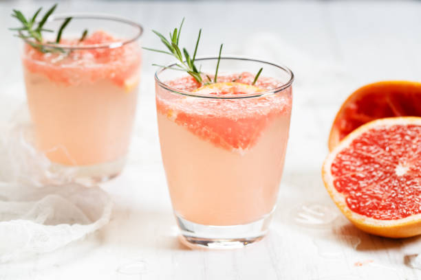 glas grapefruitgetränk mit eis und rosmarin - 3694 stock-fotos und bilder