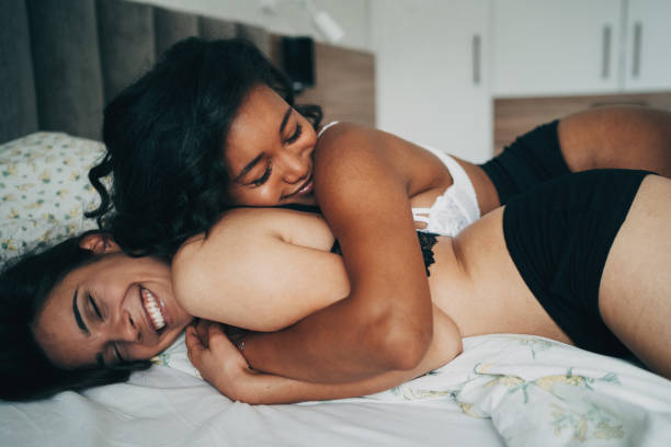 couples lesbiens - african descent sex symbol couple sensuality photos et images de collection