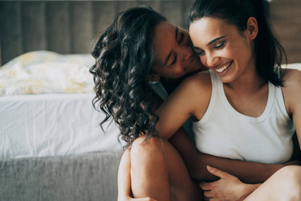coppia lesbica - homosexual beautiful sensuality love foto e immagini stock