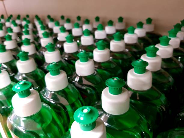 посудомоечные мыльные бутылки на полке - dishwashing detergent стоковые фото и изображения