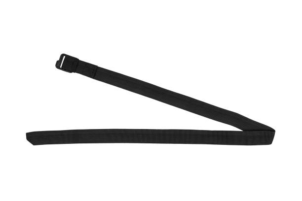 cintura di fissaggio in nylon nero, cinturino isolato su sfondo bianco. - belt strap guitar isolated foto e immagini stock