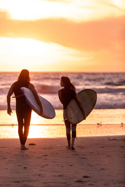 istock Cool couple in Venice going to surf in the Pacific Ocean 1168549773