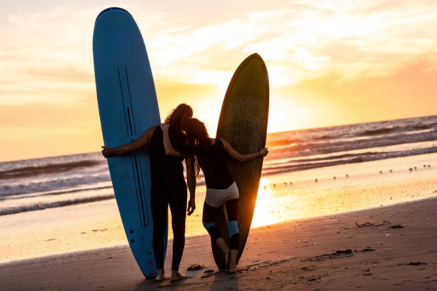 istock Cool couple in Venice going to surf in the Pacific Ocean 1168549889