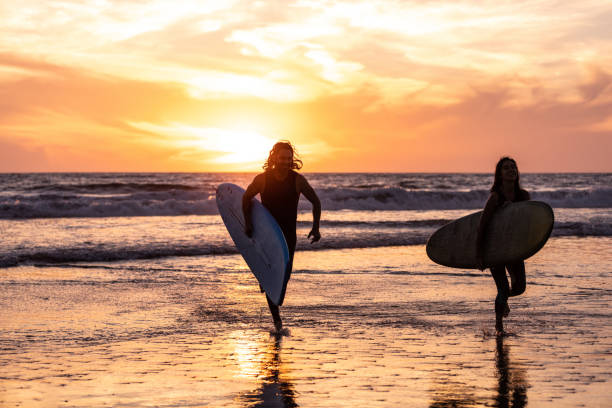 istock Cool couple in Venice going to surf in the Pacific Ocean 1168549977