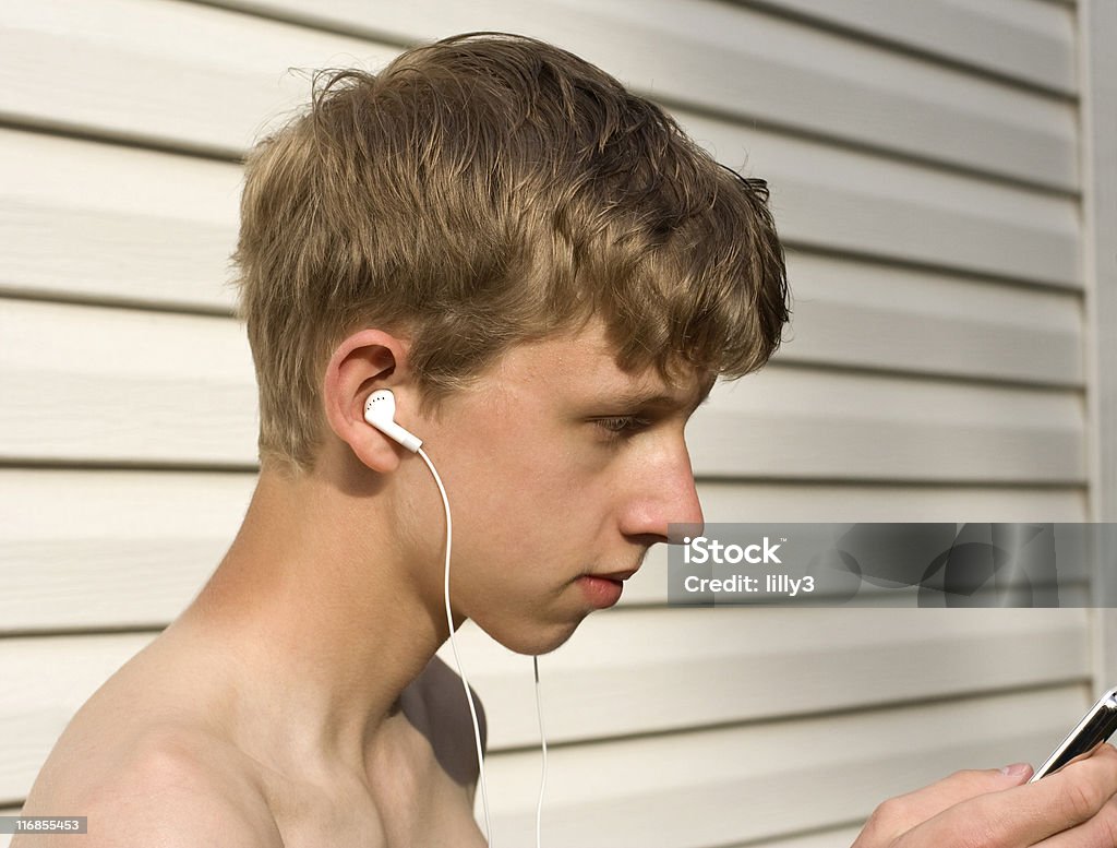 Adolescente escuchando música - Foto de stock de 14-15 años libre de derechos