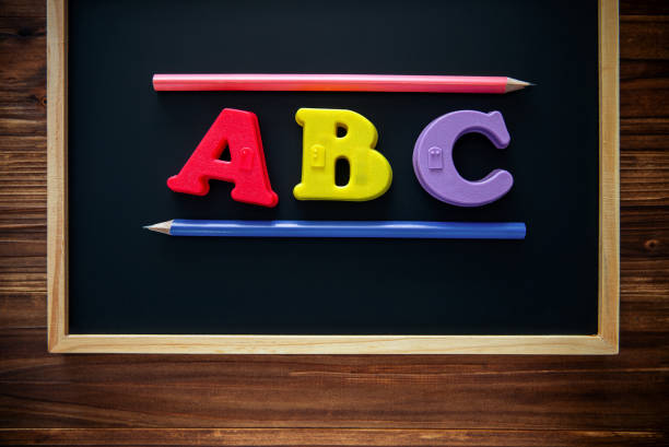 carta a b c sobre el fondo de la pizarra - alphabetical order elementary school building letter b education fotografías e imágenes de stock