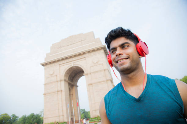 человек слушать музыку фондовых фото - new delhi audio стоковые фото и изображения