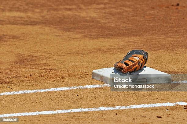 Foto de Luva De Beisebol E De Estar Na Primeira Base De Bagagem e mais fotos de stock de Luva de Beisebol