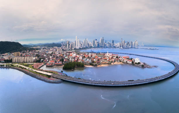 panorama de la ciudad de panamá con ciudades viejas y nuevas y bypass del casco antiguo - panamá fotografías e imágenes de stock