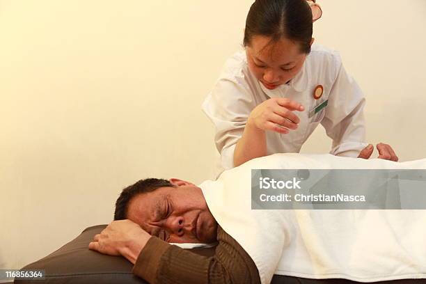 Foto de Massagem De Corpo Inteiro e mais fotos de stock de Shiatsu - Shiatsu, Adulto, Articulação humana