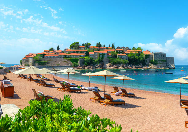 strand auf sveti stefan island - montenegro strand stock-fotos und bilder
