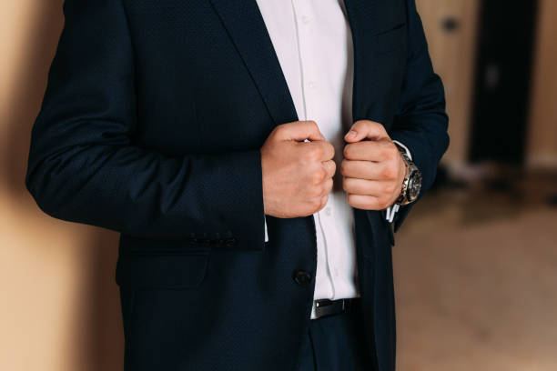 gros plan beau et homme réussi dans un costume cher. il est en chemise blanche avec une cravate. un homme fort et élégant réussi dans un costume posant. un homme enfile un costume. homme d'affaires dans un procès cher - pocket suit close up shirt photos et images de collection