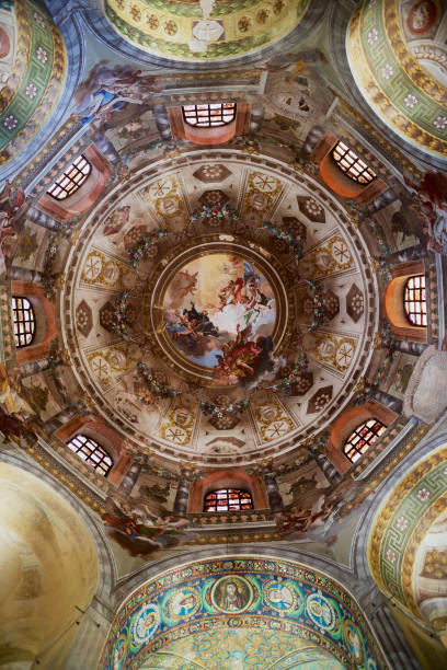 teto decorado rico da basílica di san vitale em ravenna, italy. - san vitale basilica - fotografias e filmes do acervo