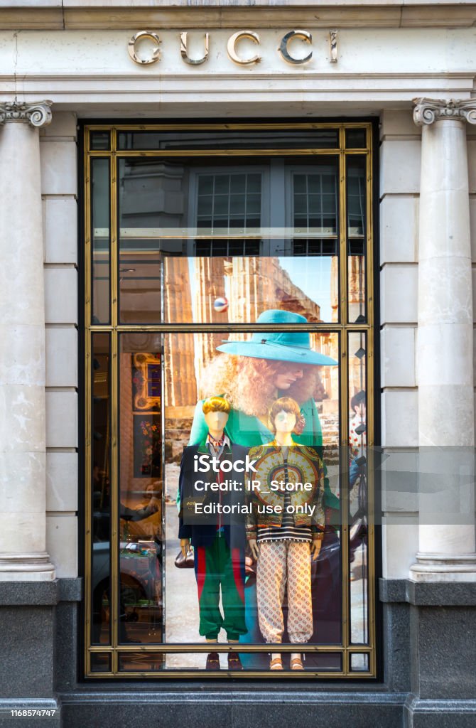magie periscoop escaleren London Uk Fashion Display In Window Of Gucci Boutique Shop At Old Bond  Street Stock Photo - Download Image Now - iStock