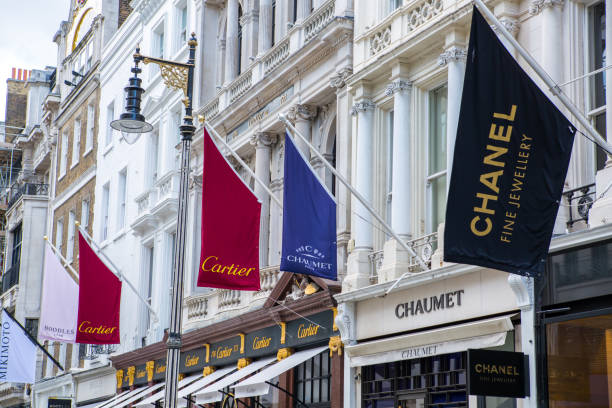 londres, royaume-uni - 13 août 2019: old bond street view with flags of famous fashion houses. - brand name photos et images de collection