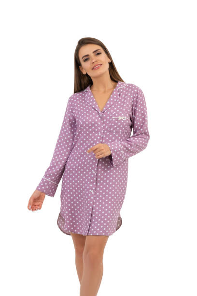 glückliches mädchen im pyjama mit polka dots isoliert - shirt women isolated camisole stock-fotos und bilder