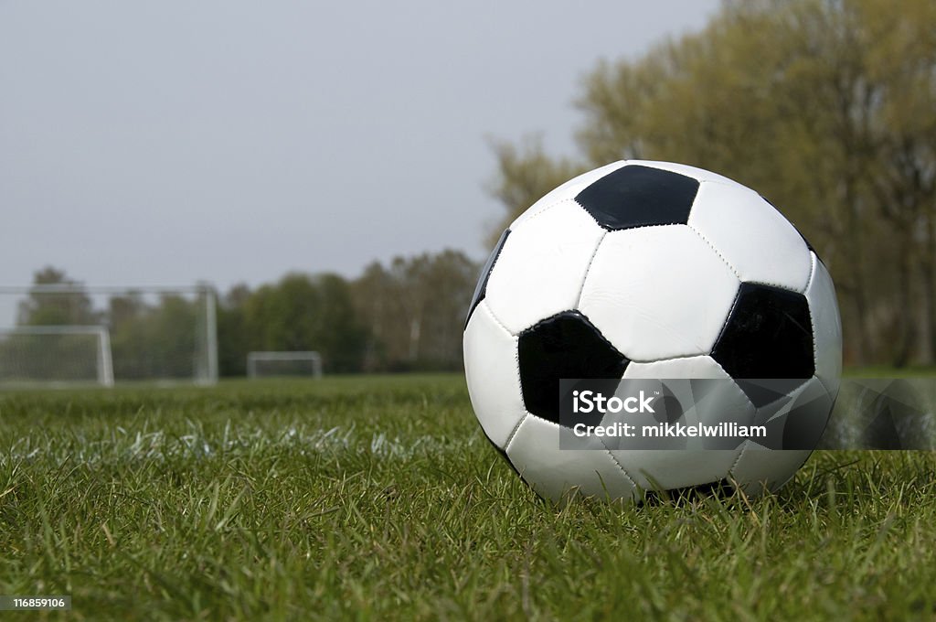 Bola de futebol na grama - Foto de stock de Atividades de Fins de Semana royalty-free