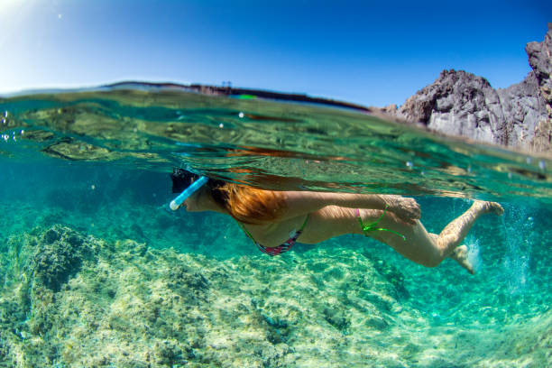 mujer buceando en las aguas cristalinas de tenerife canarias - snorkel fotografías e imágenes de stock