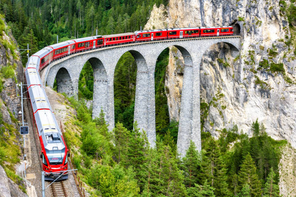 viaduc de landwater à filisur, suisse - train tunnel photos et images de collection