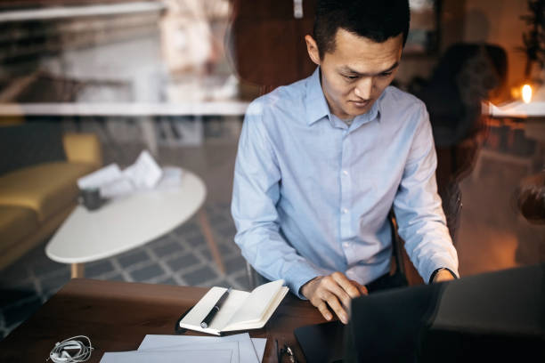 istock Japanese businessman working at home office 1168618845
