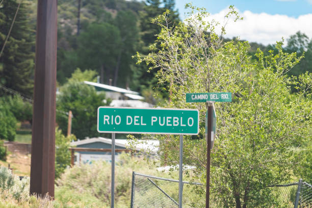 signe de village de rio del pueblo dans la rue historique de ville de route de haut la route à taos dans les montagnes - new mexico sign santa fe new mexico road trip photos et images de collection