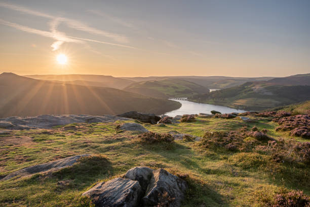 vista do viaduct de ashopton, do reservatório de ladybower, e do monte de crook no parque nacional do distrito do pico de derbshire. - parque nacional do peak district - fotografias e filmes do acervo