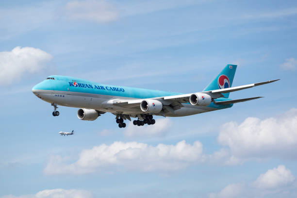 boeing 747 der korean air cargo airlines nähert sich dem internationalen flughafen frankfurt - boeing 747 fotos stock-fotos und bilder