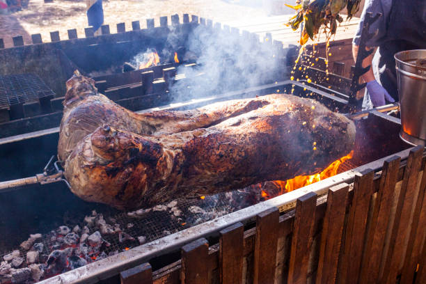 grande barbecue per un banchetto - medieval banquet food dinner party foto e immagini stock