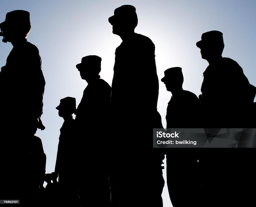 Soldados soporte en atención durante la puesta del sol - Foto de stock de Guardacostas libre de derechos